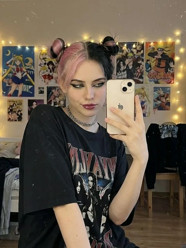 E-girl mirror selfie